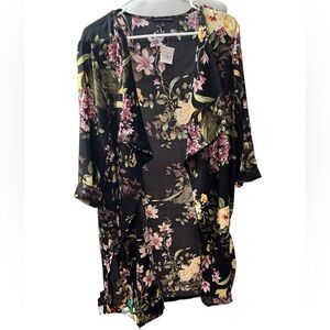 🛍️# 2197 NWT Haute Monde Floral Kimono
